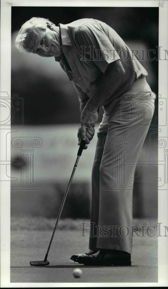 1986 Press Photo: Arnie&#39;s charge too little too late falls on putt on 17th. - Historic Images