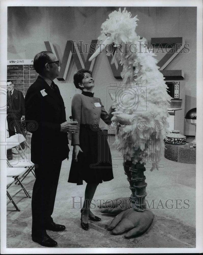 1972 Press Photo Mr. and Mrs. David Morgenthaler and Big Bird - Historic Images