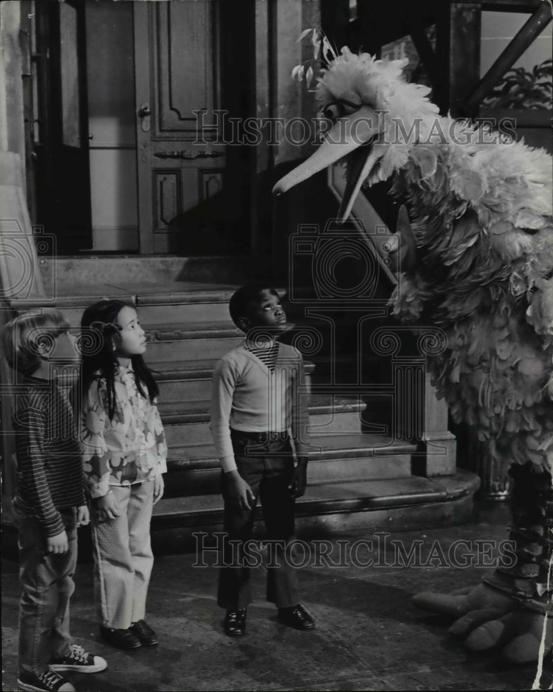 1971 Press Photo Big Bird greets young residents of "Sesame Street" - Historic Images