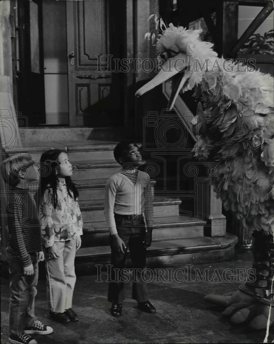 1971 Press Photo Big Bird greets young residents of "Sesame Street" - Historic Images