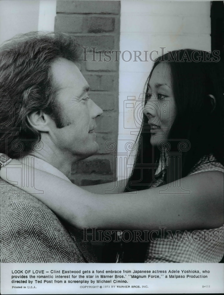 1974 Press PhotoClint Eastwood gets embrace from Japanese actress Adele Yoshioka - Historic Images