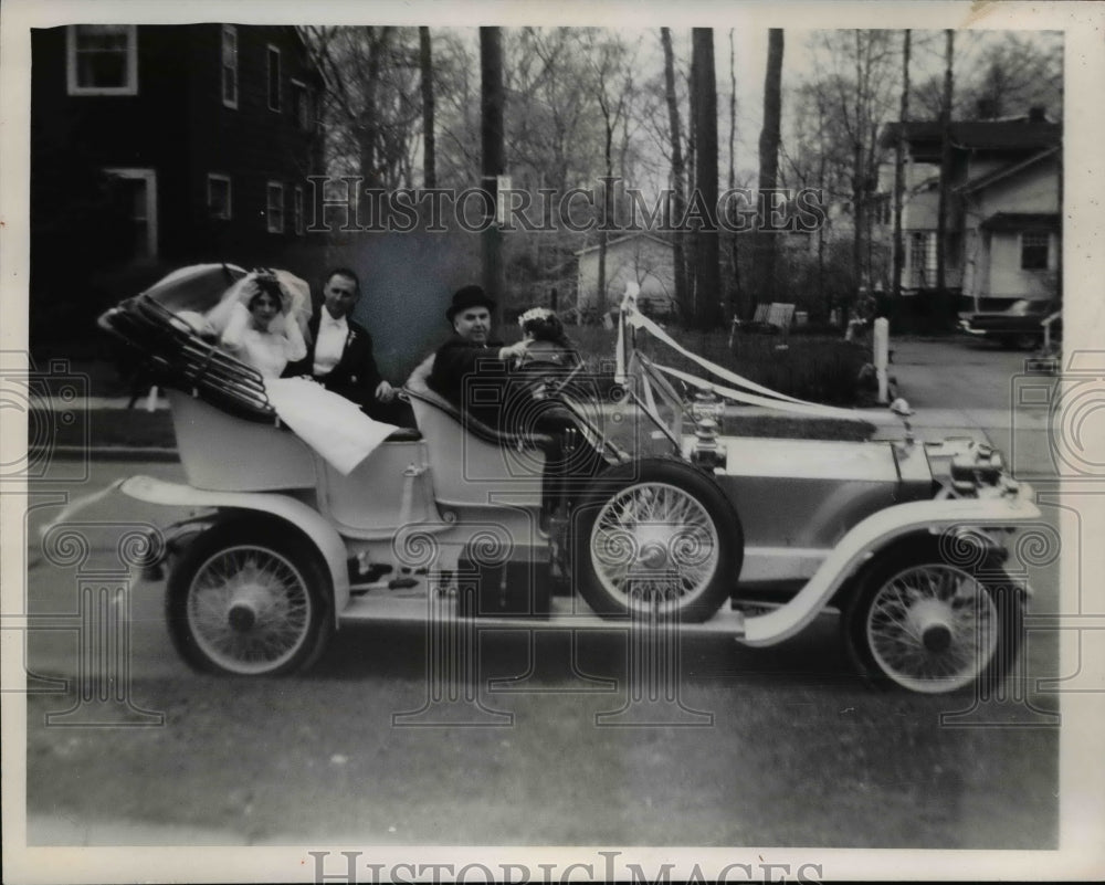 1965 Press Photo Mr. &amp; Mrs. Charles Santa rides 1908 Rolls Royce on wedding day - Historic Images