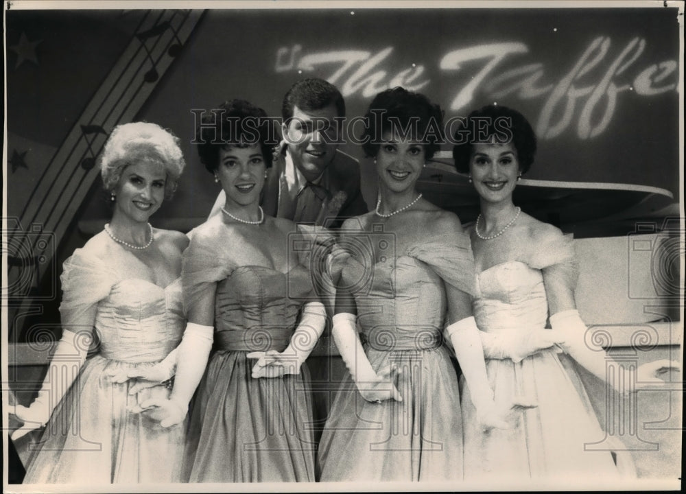 1988 Press Photo Pianist Rick Lewis with Group from Cherry Lane theater. - Historic Images