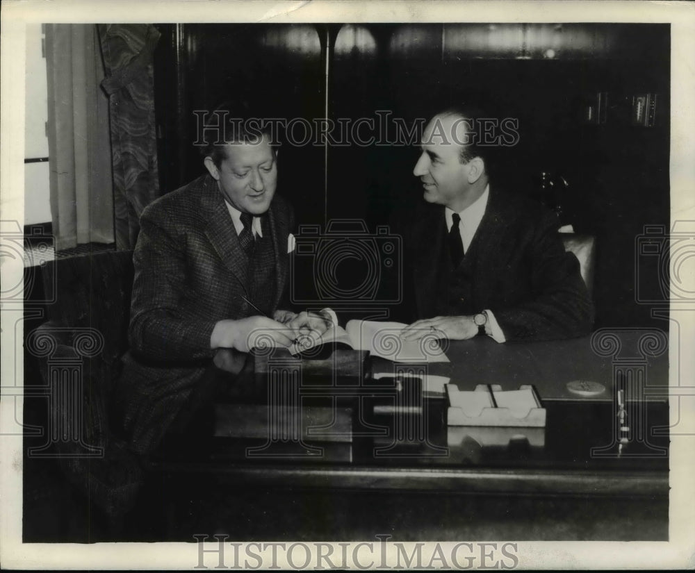 1937 Press Photo Dr Autur Rodzinski and Lenox Lohr looking over contract for NBC - Historic Images