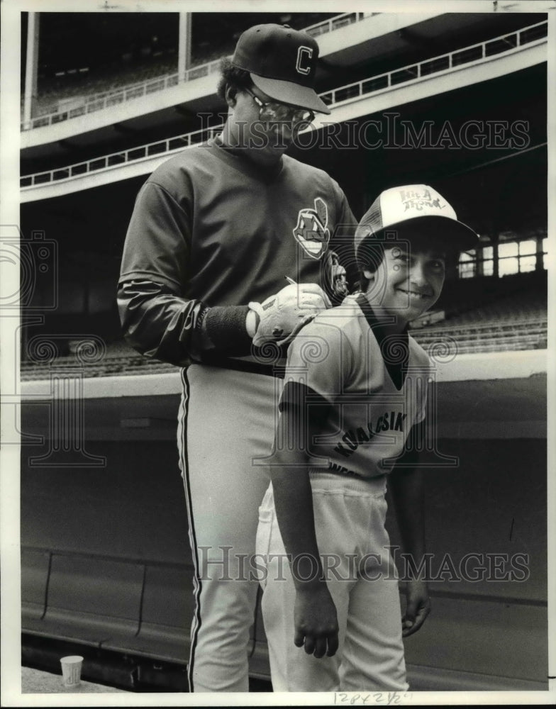 1983 Press Photo Andre Thornton With Cancer Society Youngster - Historic Images