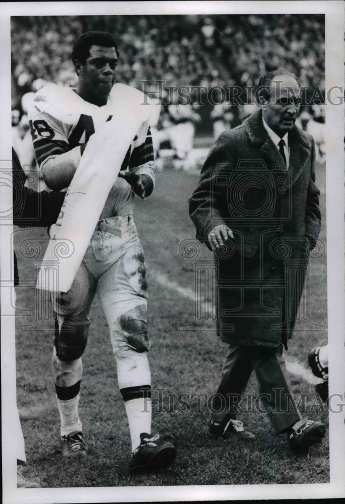 1968 Press Photo Ernie Green walks off field with Browns&#39; physician, Dr Sppolito - Historic Images