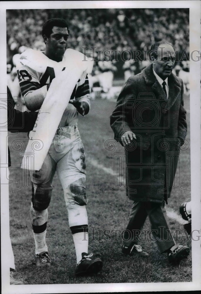 1968 Press Photo Leroy Kelly fumbles ball on 1 yard line - cvb57866 -  Historic Images