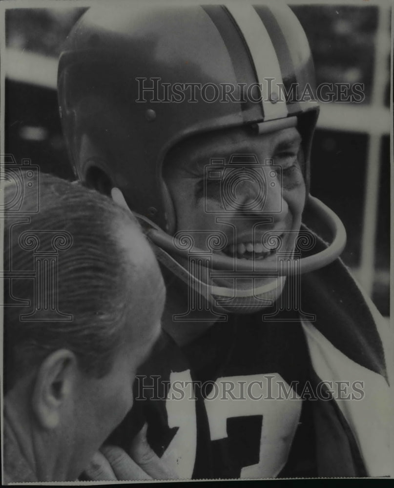 1967 Press Photo Frank Ryan, Browns football, grimaces in pain