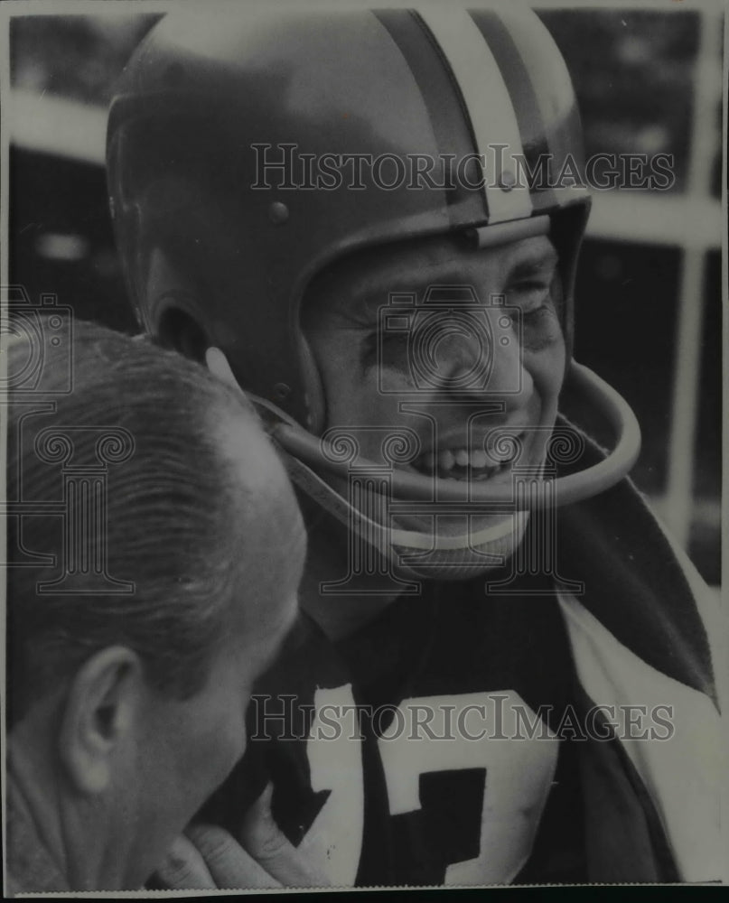 1967 Press Photo Leroy Kelly of Browns Flies Over Center Line for Firs -  Historic Images