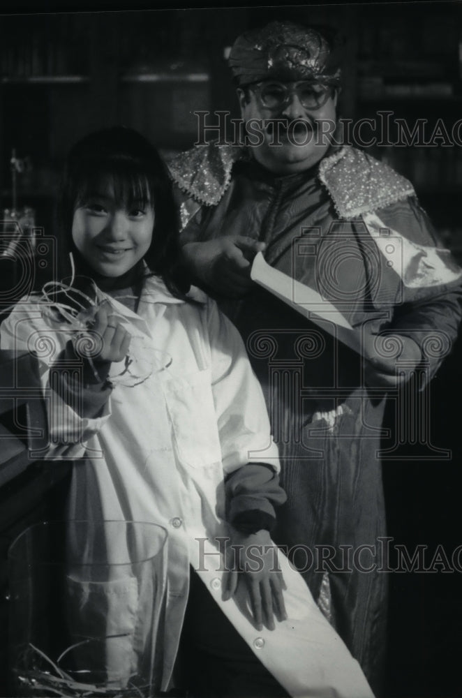 Press Photo Sven Gali (Marshal Efron) hovers over Stephanie Chen Yu - Historic Images