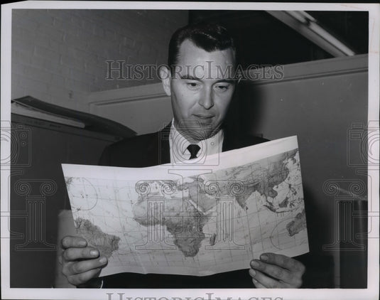 1963 Press Photo Project Mercury's, Joseph McKinney studies orbit strip chart - Historic Images