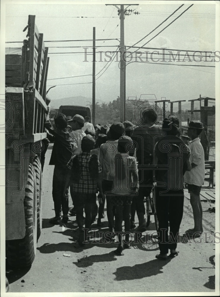 1968 Press Photo Vietnamese kids near China Beach in Da Nang - cvb71548 - Historic Images