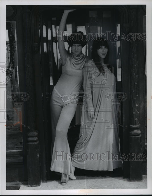 1968 Press Photo Mrs. Louis Feraud and Vicky Tiel have opend a shop in Paris. - Historic Images