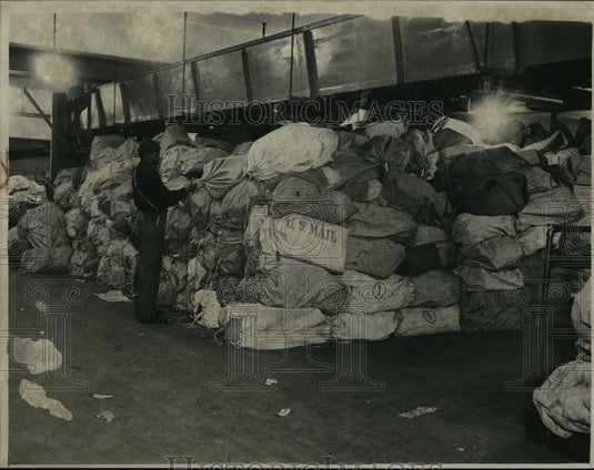 1950 Press Photo Charles Harris 3759 E 142nd St with postal Bag. - cvb72078 - Historic Images