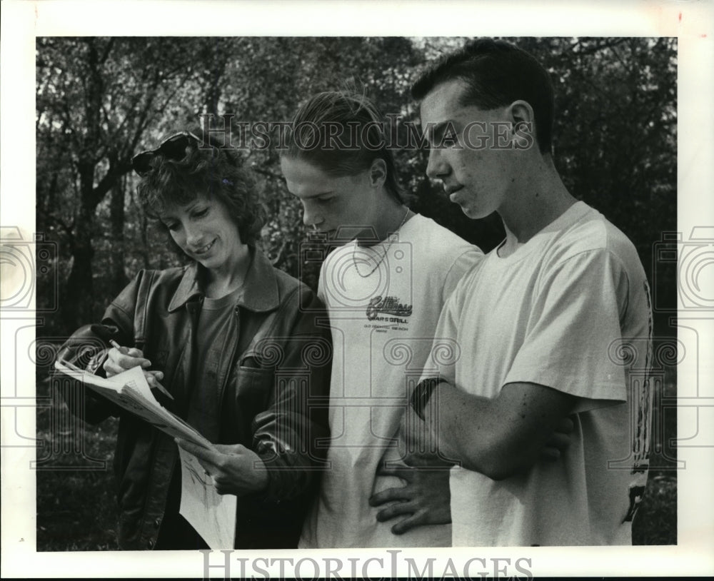 1981 Press Photo Firelands cross country coach, Sue Patterson with runners - Historic Images
