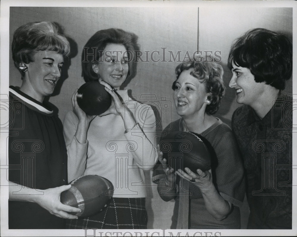 1967 Press Photo L-R: Mrs. Richard Parker, Mrs. Frank Ryan, Mrs. William Romoser - Historic Images