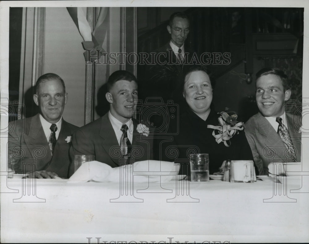 1950 Press Photo Leslie Hague, Tommy Hague, Mrs. Leslie Hague and Jimmy Hague - Historic Images