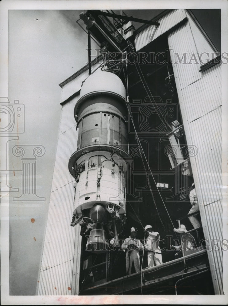 1961 Press Photo A Samos Satellite is hoisted into the static test stand - Historic Images