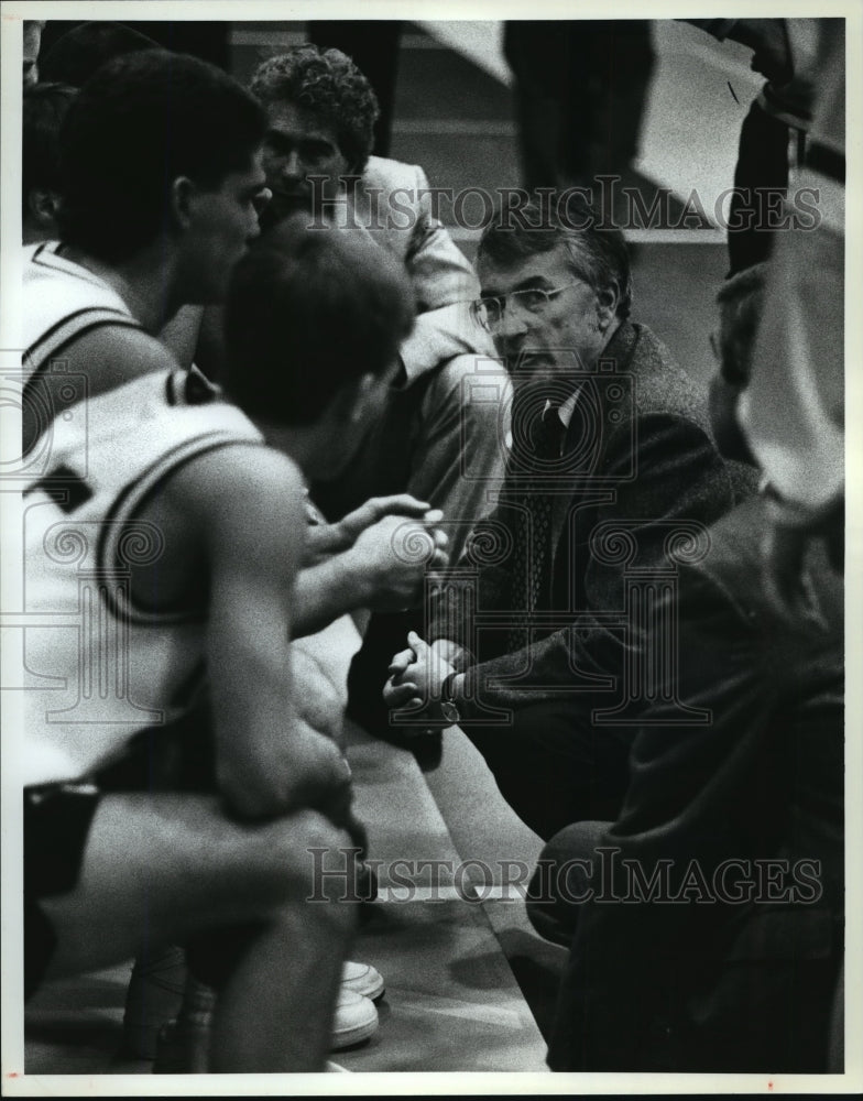 Press Photo Avon Lake High School Varsity Coach Dick Deasy - cvb72929 - Historic Images