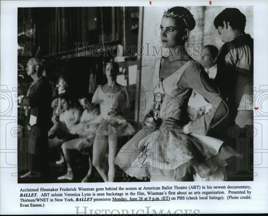 Press Photo Acclaimed filmmaker Frederick Wiseman goes behind the scenes. - Historic Images