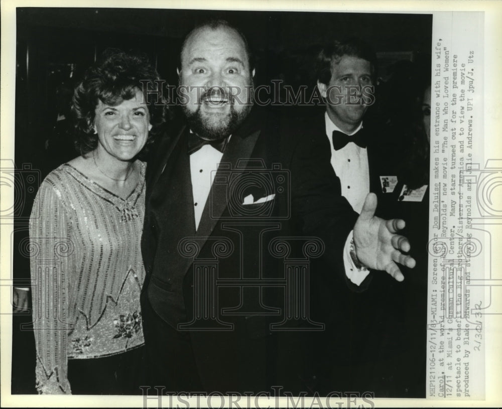 1983 Press Photo Miami Dom Deluise makes entrance with wife Carol. - Historic Images