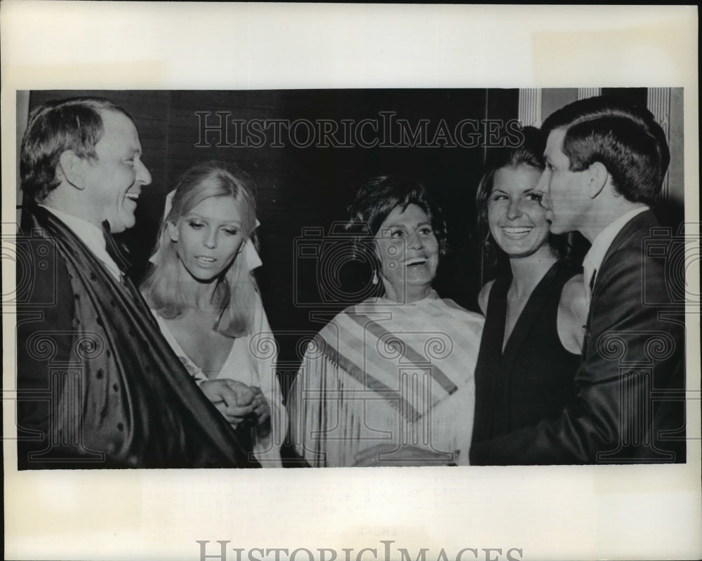 1970 Press Photo Las Vegas Nevada- Strangers in the Night - Historic Images