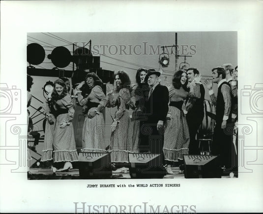 1971 Press Photo Jimmy Durante with the World Action Singers - Historic Images