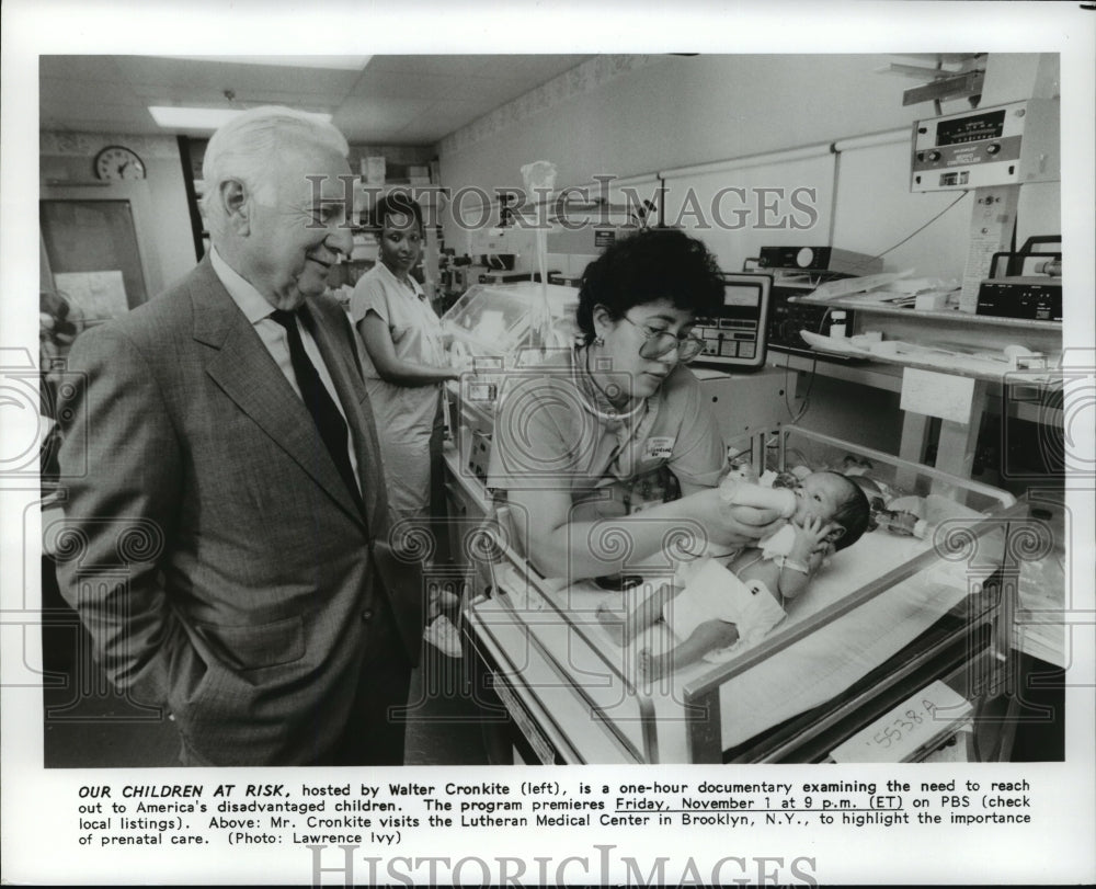 Press Photo Mr. Cronkite visits the Lutheran Medical Center in Brooklyn - Historic Images