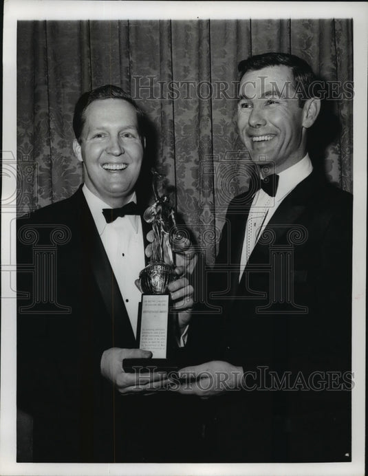 1961 Press Photo Johnny Carson and Frank Shakespere. - Historic Images