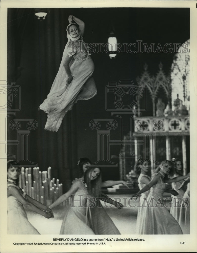 1979 Press Photo Beverly D'Angelo in a scene from "HAIR" - Historic Images