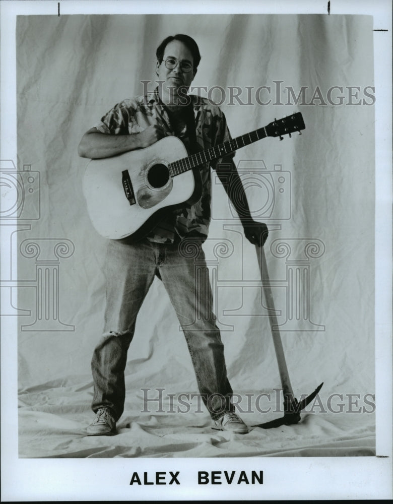 1989 Press Photo Alex Bevan performs at Shaker Square&#39;s Holiday Lighting Ceremon - Historic Images