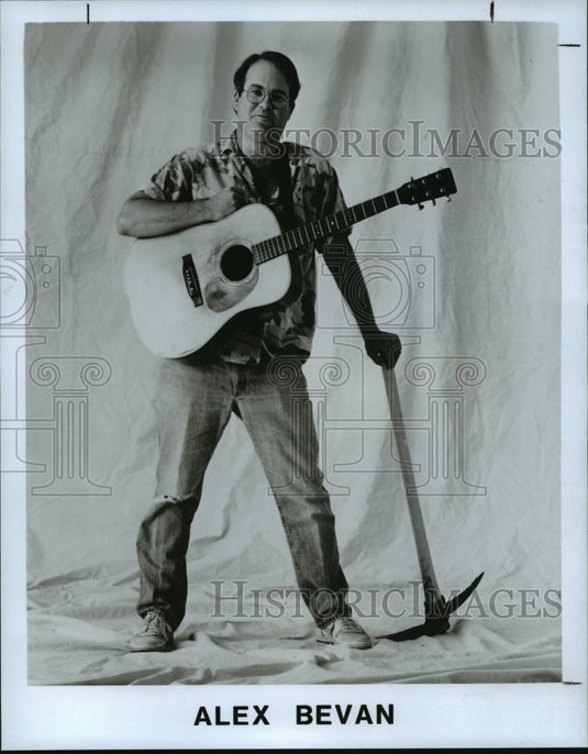 1989 Press Photo Alex Bevan performs at Shaker Square's Holiday Lighting Ceremon - Historic Images