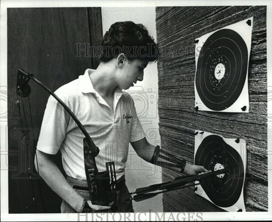 1986 Press Photo Mike Sotko, removing arrows after shooting - Historic Images