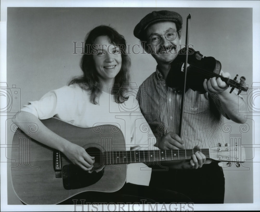 Press Photo Composer Fiddler Jay Ungar with musical partner/fiance, Molly Mason - Historic Images