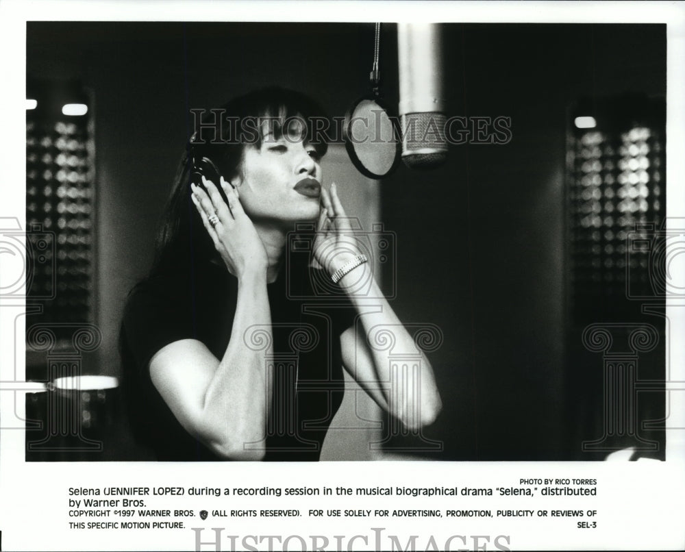 Press Photo Selena (Jennifer Lopez) during a recording session. - Historic Images