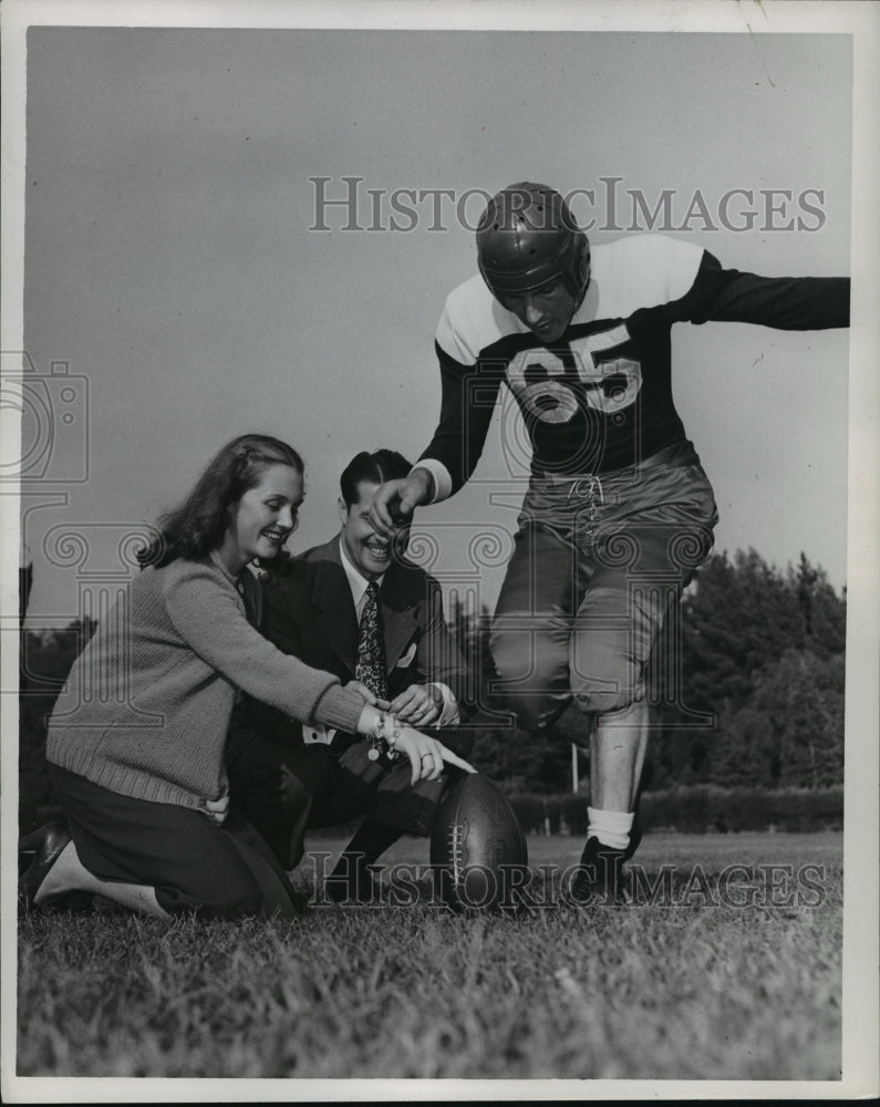 1946 Press Photo Joanell James, Don Ameche, Angelo Bertelli of LA Dons - Historic Images