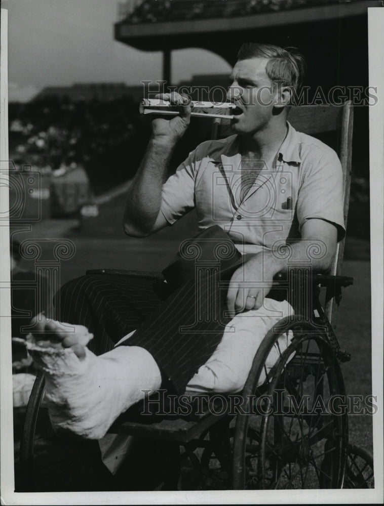 1940 Press Photo Bill Conkright of the Cleveland Rams Cheering His Teammates - Historic Images