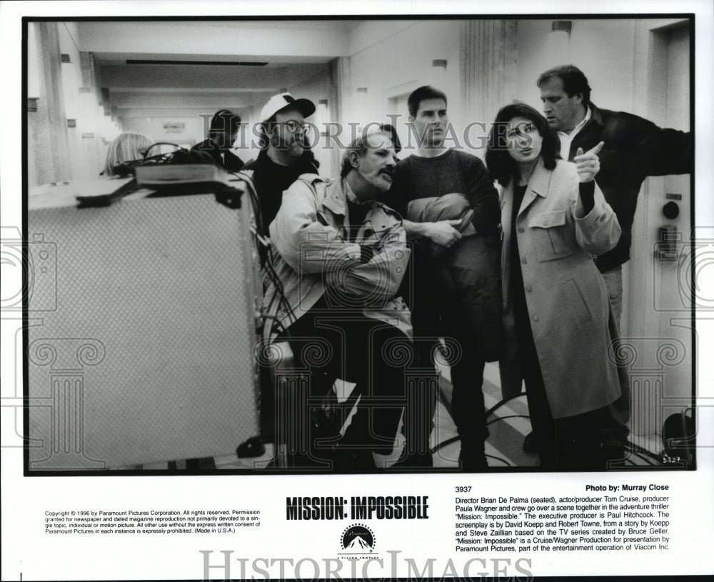 1996 Press Photo Brian De Palma & Tom Cruise Discuss MIssion: Impossible Scene - Historic Images