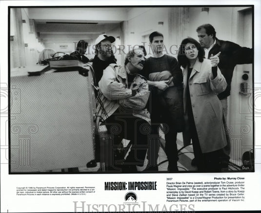 1996 Press Photo Brian De Palma & Tom Cruise Discuss MIssion: Impossible Scene - Historic Images