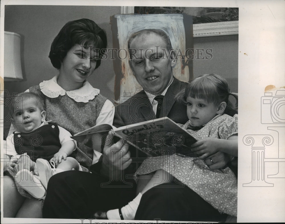 1966 Press Photo Coach Tom Eibel with family, wife Lori & kids, Tommy & Beth - Historic Images