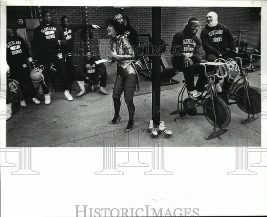 1987 Press Photo Joanne Kwiatkowski Gives Singing Telegram to the Browns - Historic Images