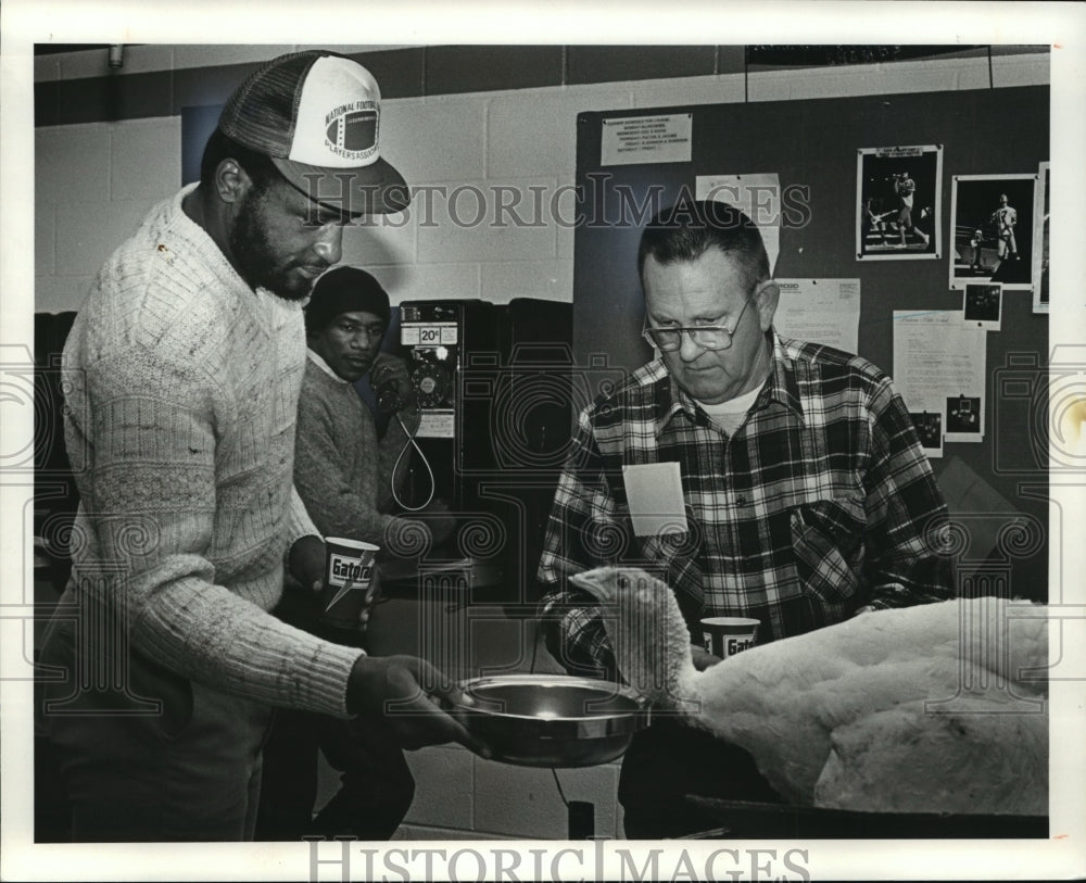 Press Photo Browns Mike Robinson, Hanford Dixon &amp; Ed Martin with a Turkey - Historic Images