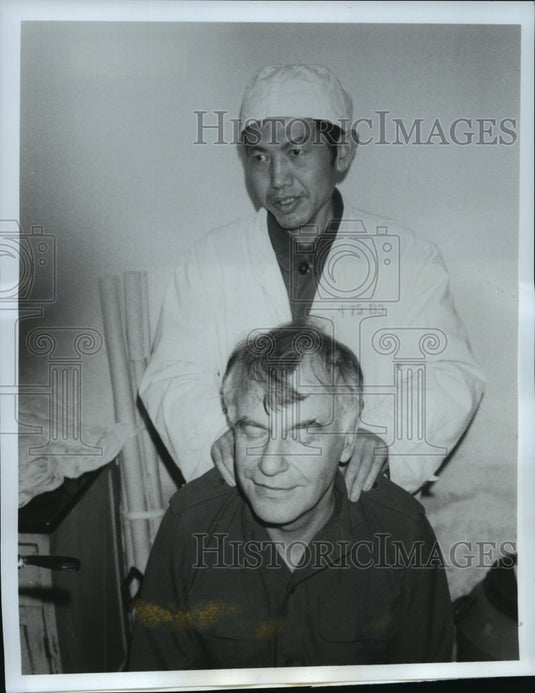 Press Photo Peter Montagnon having acupuncture from  Chinese medical technician - Historic Images