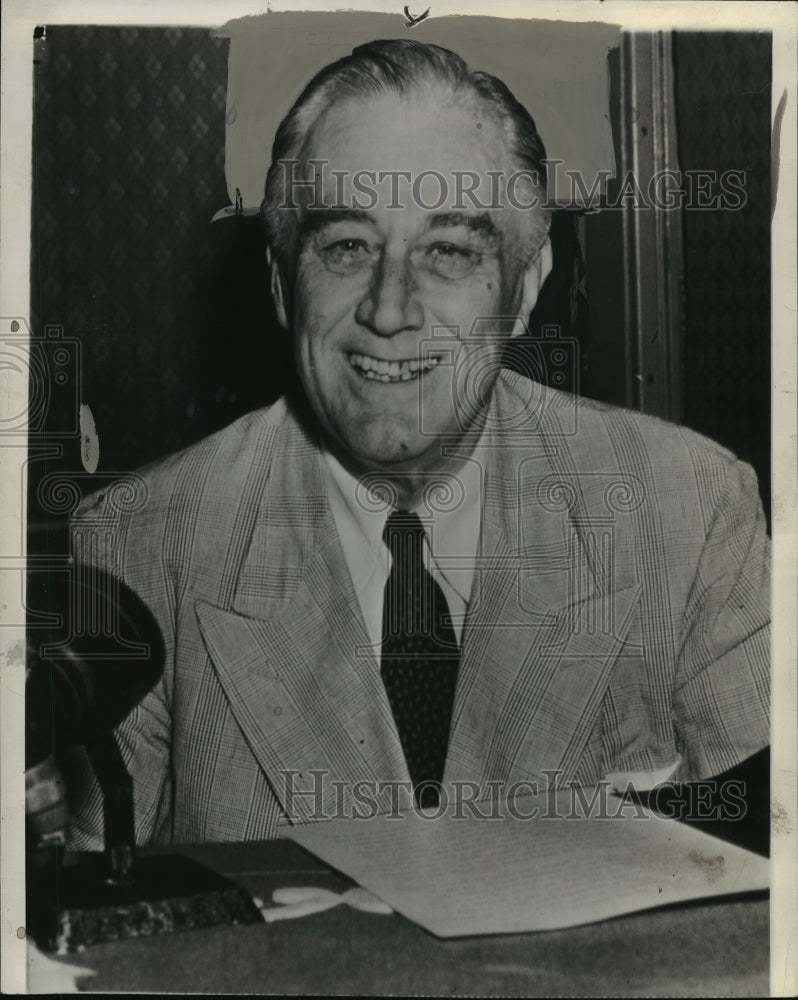 1944 Press Photo President Roosevelt Concludes Radio Addresss from Railway Car - Historic Images