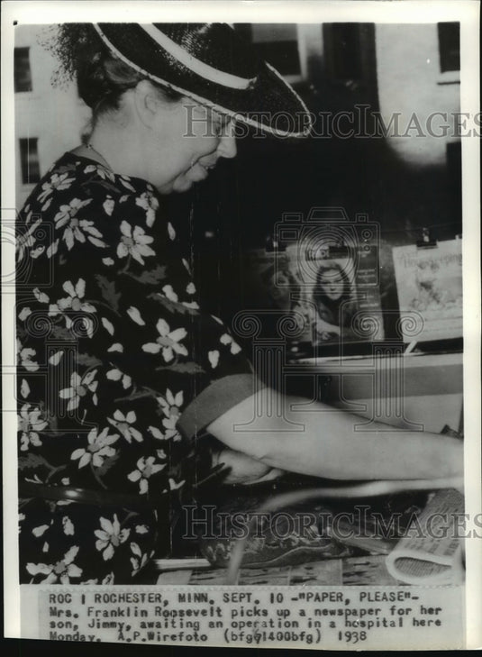 1938 Press Photo Mr.s Franklin Roosevelt Picks Up Newspaper in Rochester for Son - Historic Images