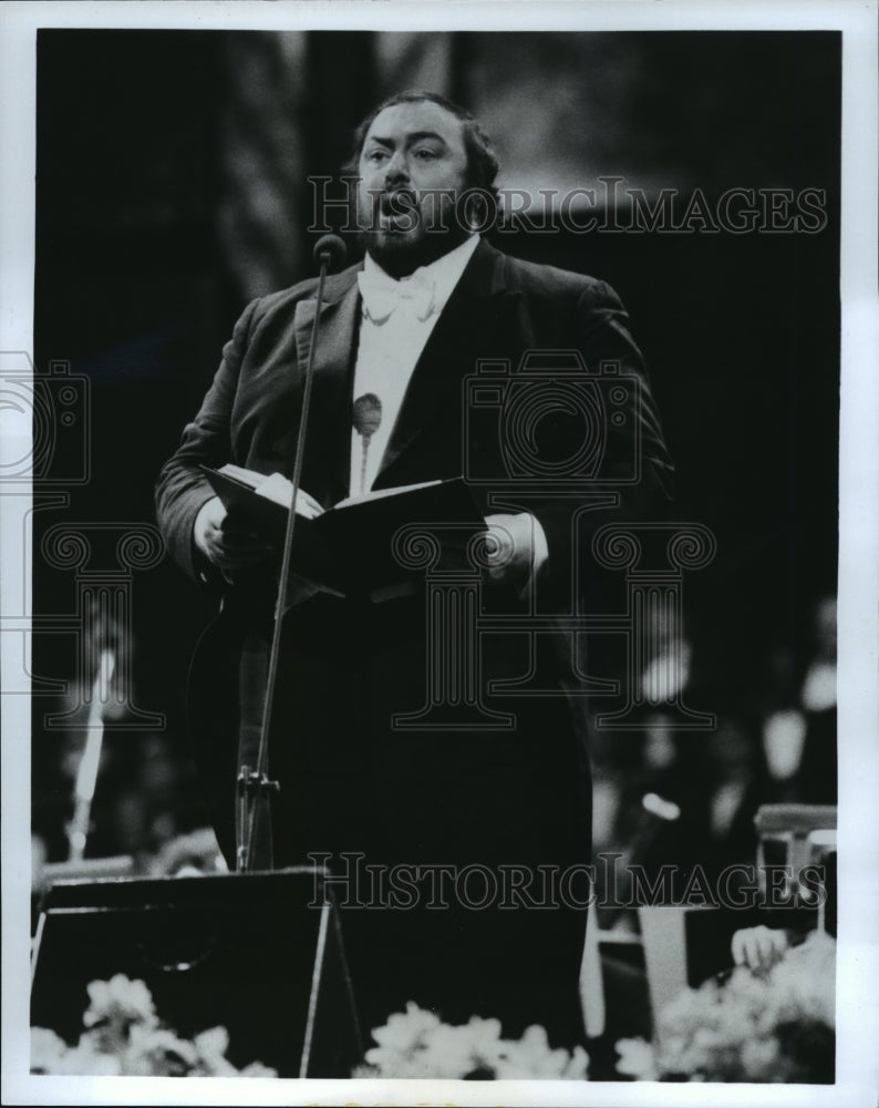 Press Photo Luciano Pavarotti in the Verdi Requiem:  A Salute to Youth - Historic Images