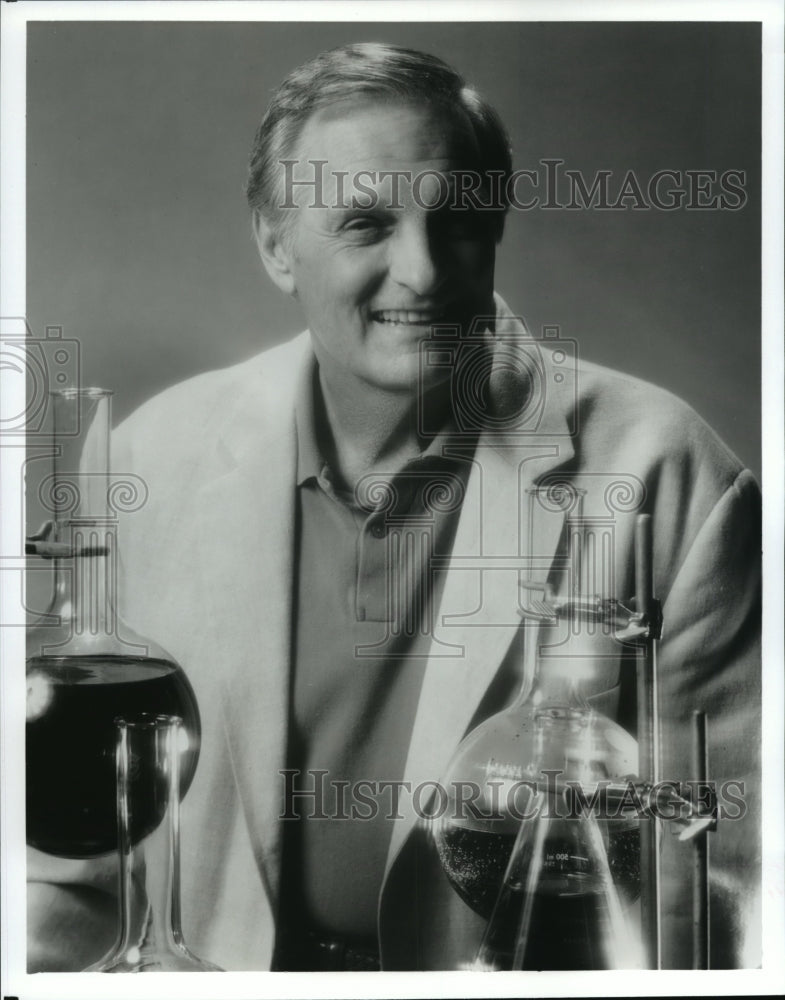 Press Photo Alan Alda on 21st Century Medicine on Scientific American Frontiers - Historic Images