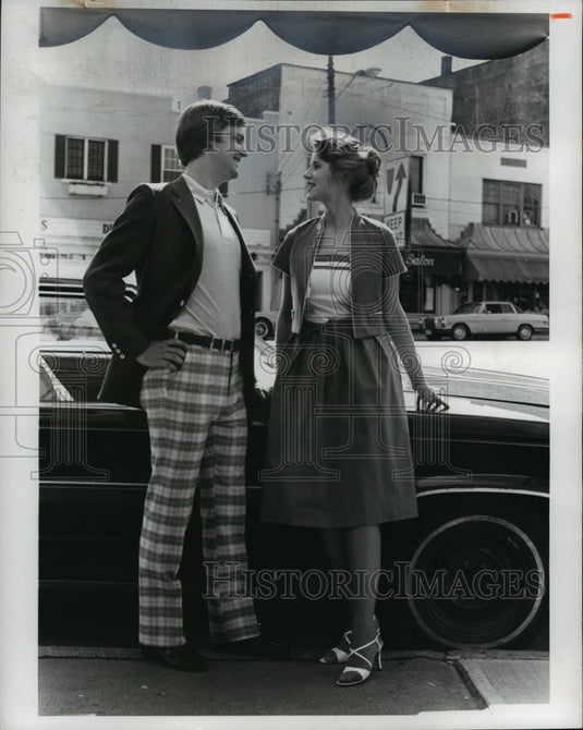 1981 Press Photo Couple Wearing Fall & Winter Fashions - Historic Images