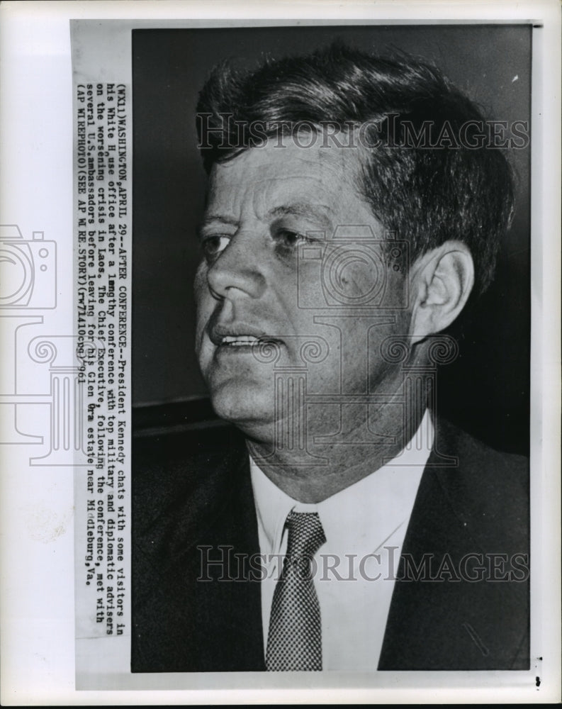 1961 Press Photo President John F. Kennedy Chats with Visitors After Conference - Historic Images