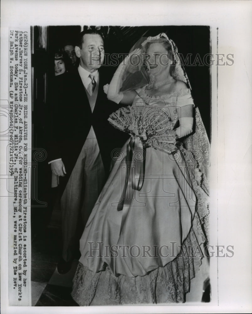 1954 Press Photo Elizabeth Firestone with Father Harvey at Her Wedding - Historic Images
